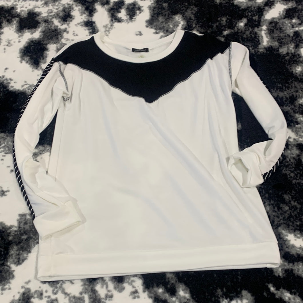 225 - White / Black Sweater - Size L