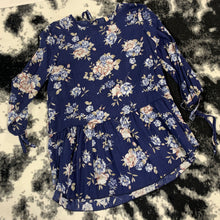 Load image into Gallery viewer, 315 - Blue Floral Top - Size M